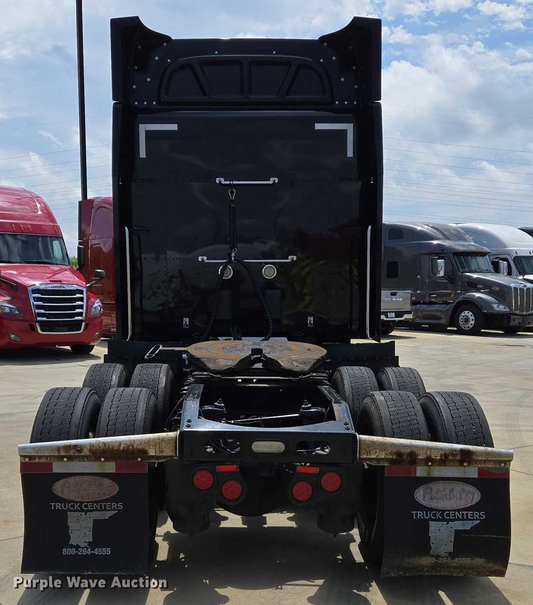 image for item DW7020 2019 Peterbilt 579 semi truck