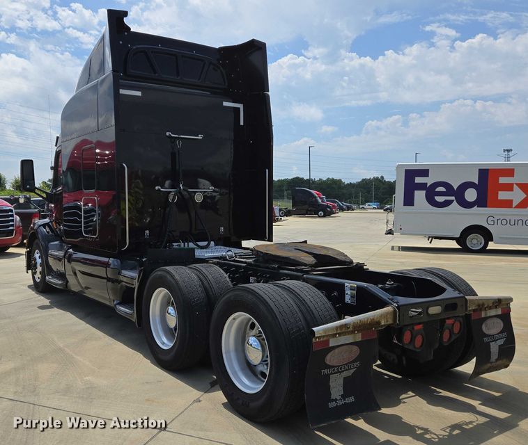 image for item DW7020 2019 Peterbilt 579 semi truck