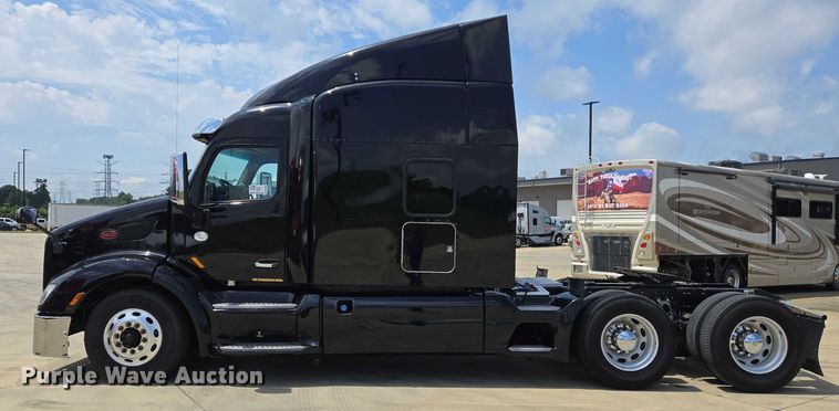 image for item DW7020 2019 Peterbilt 579 semi truck