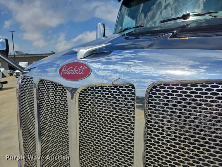 image for item DW7020 2019 Peterbilt 579 semi truck