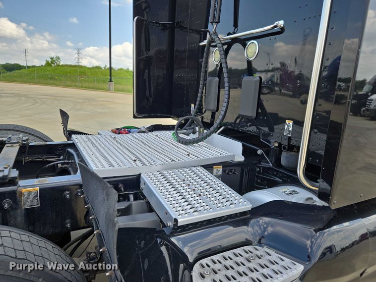 image for item DW7020 2019 Peterbilt 579 semi truck