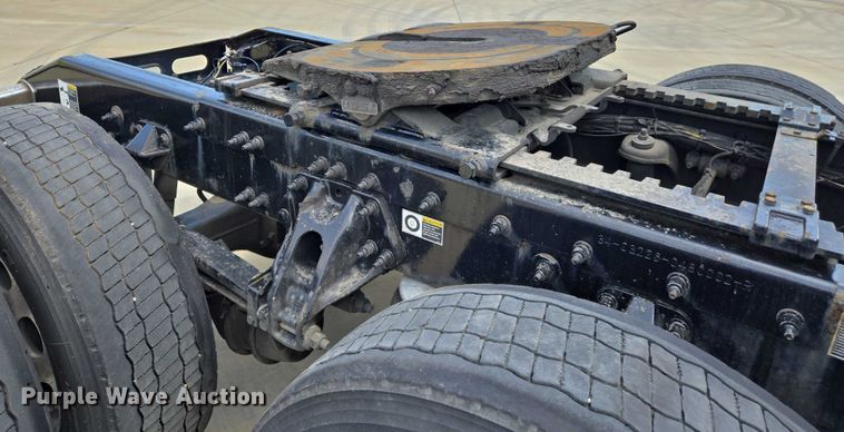 image for item DW7020 2019 Peterbilt 579 semi truck