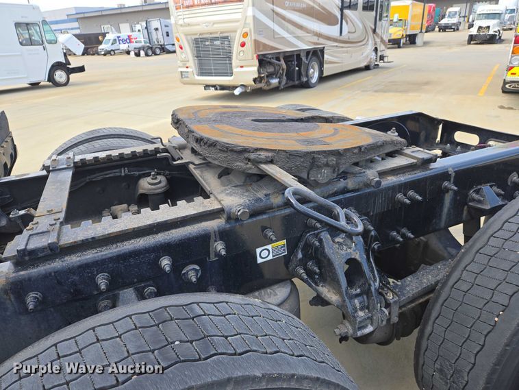 image for item DW7020 2019 Peterbilt 579 semi truck