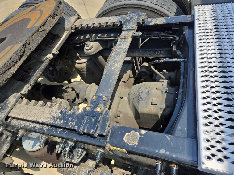 image for item DW7020 2019 Peterbilt 579 semi truck