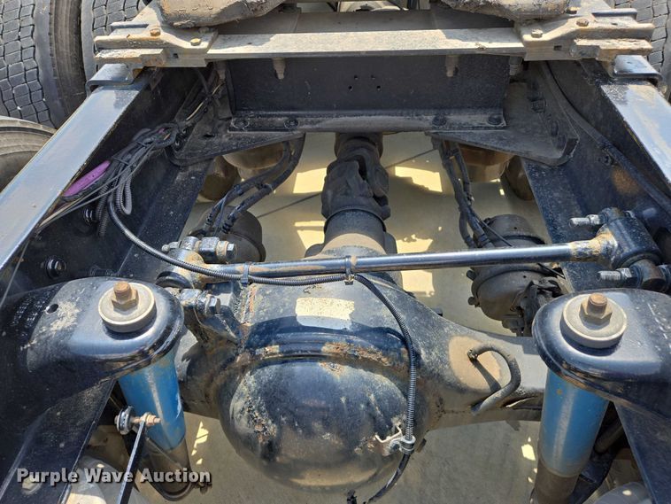 image for item DW7020 2019 Peterbilt 579 semi truck