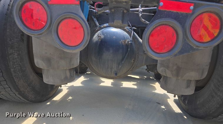 image for item DW7020 2019 Peterbilt 579 semi truck