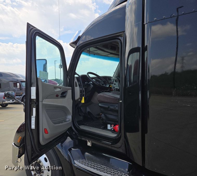 image for item DW7020 2019 Peterbilt 579 semi truck