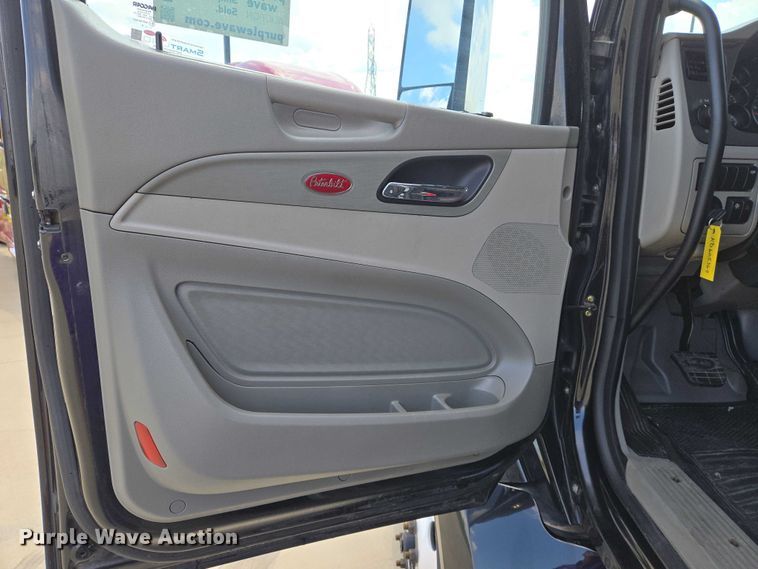 image for item DW7020 2019 Peterbilt 579 semi truck