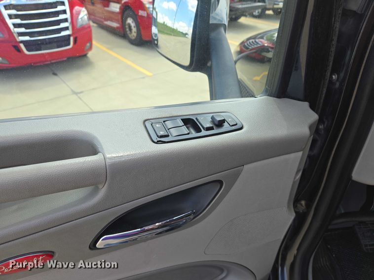 image for item DW7020 2019 Peterbilt 579 semi truck