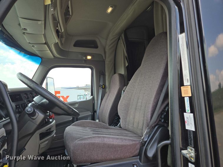 image for item DW7020 2019 Peterbilt 579 semi truck