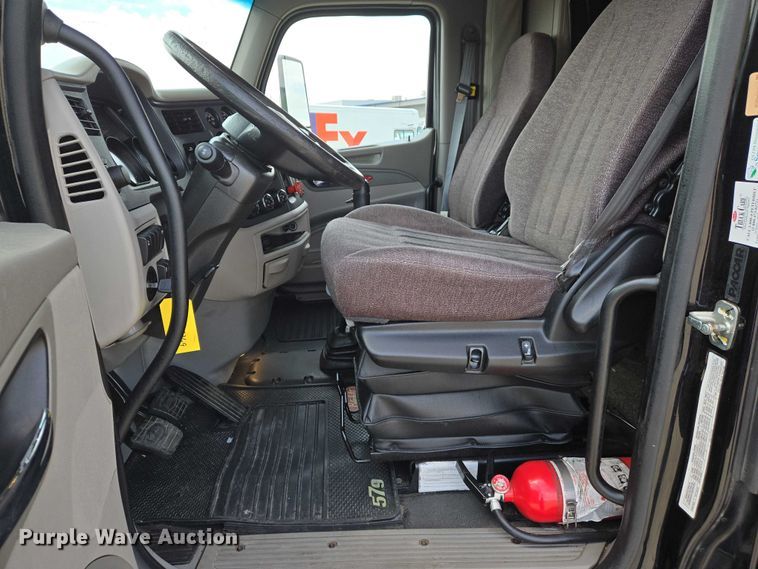 image for item DW7020 2019 Peterbilt 579 semi truck