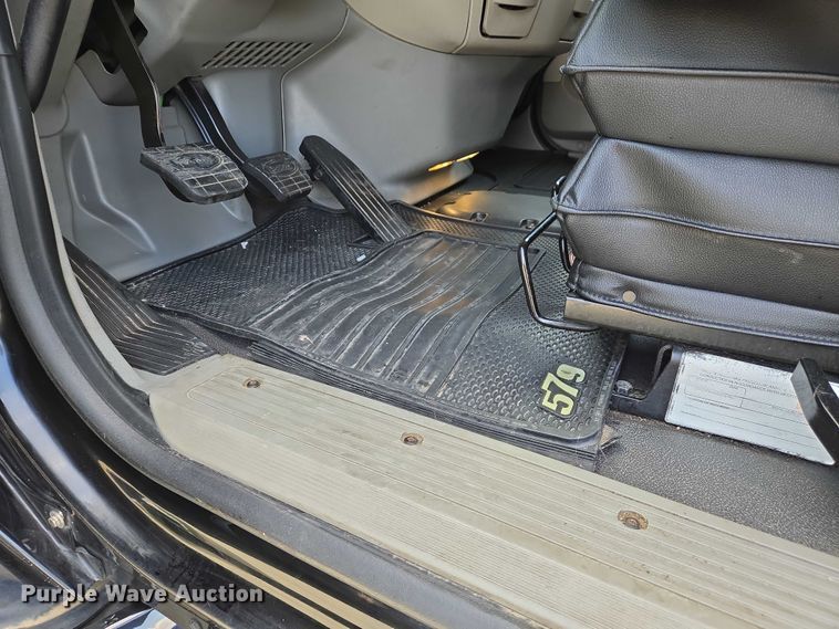 image for item DW7020 2019 Peterbilt 579 semi truck