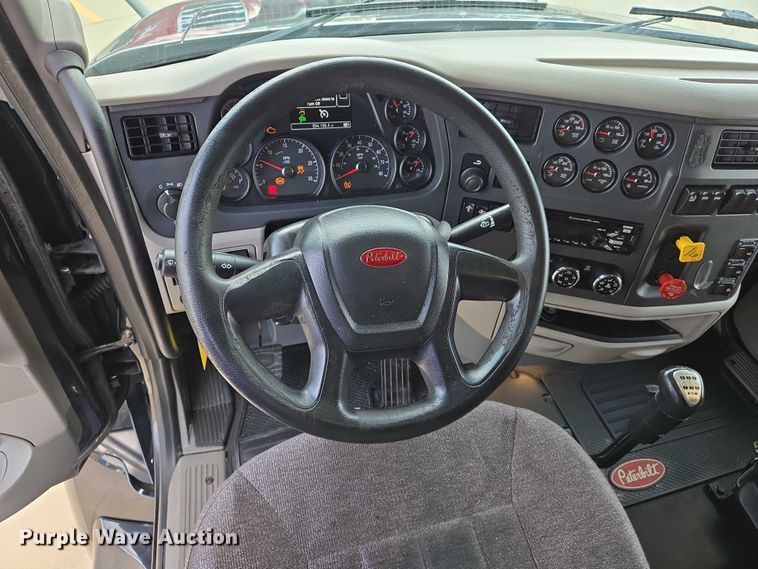 image for item DW7020 2019 Peterbilt 579 semi truck