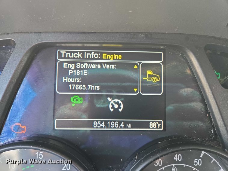 image for item DW7020 2019 Peterbilt 579 semi truck