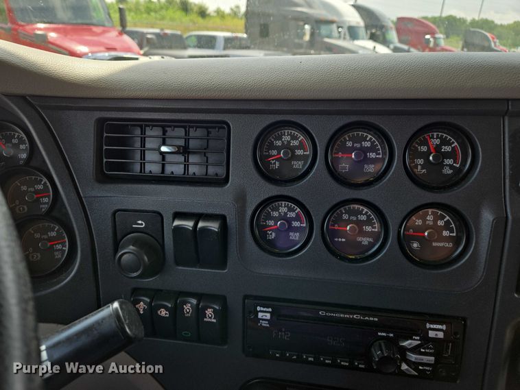 image for item DW7020 2019 Peterbilt 579 semi truck