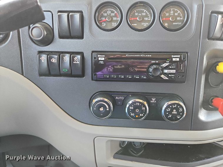 image for item DW7020 2019 Peterbilt 579 semi truck