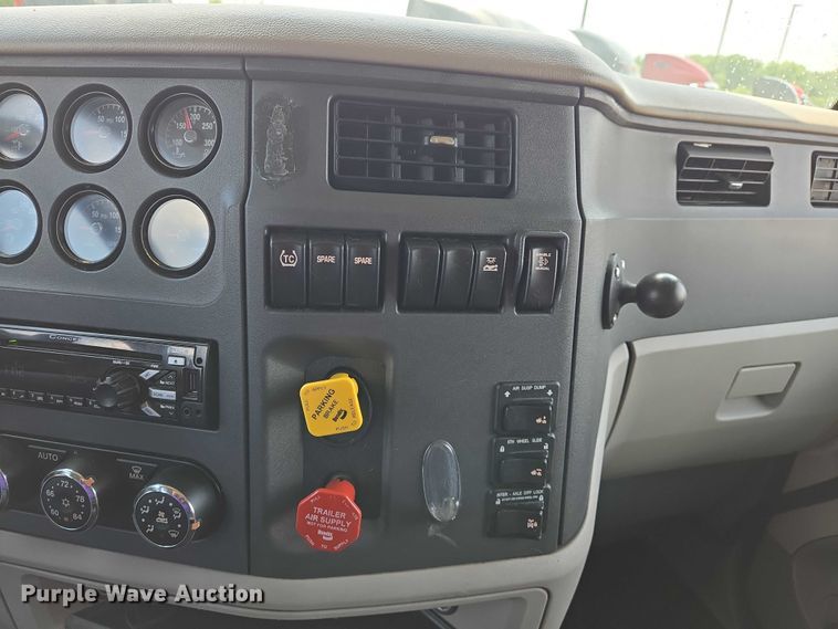 image for item DW7020 2019 Peterbilt 579 semi truck