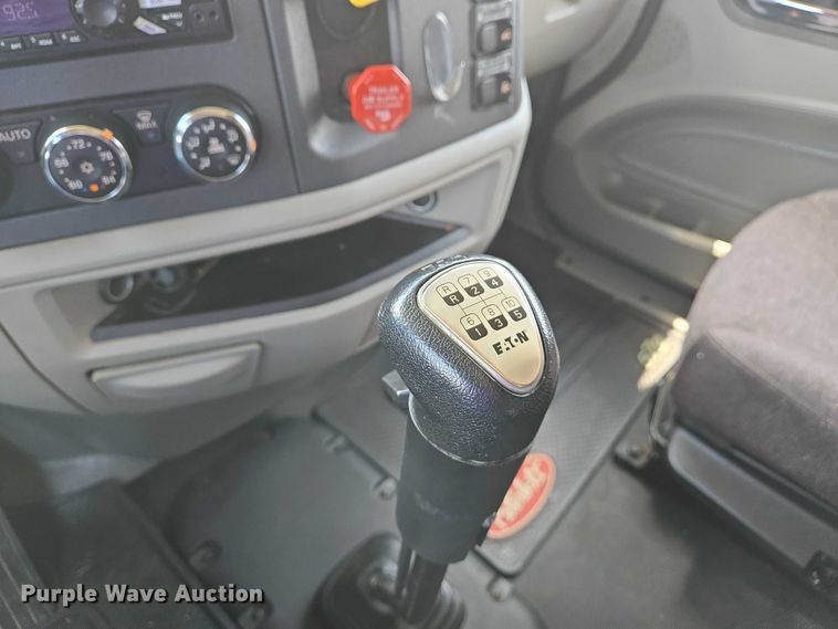 image for item DW7020 2019 Peterbilt 579 semi truck