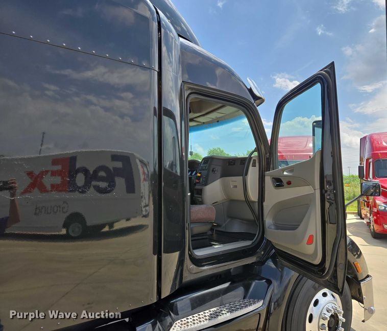 image for item DW7020 2019 Peterbilt 579 semi truck