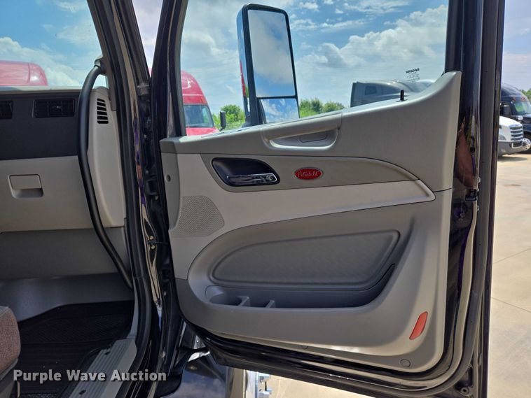 image for item DW7020 2019 Peterbilt 579 semi truck