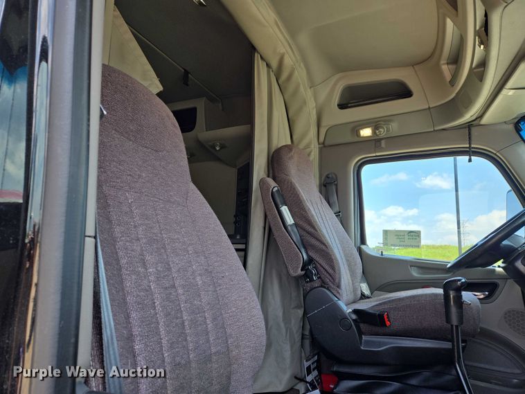 image for item DW7020 2019 Peterbilt 579 semi truck