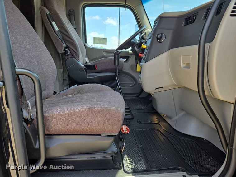 image for item DW7020 2019 Peterbilt 579 semi truck