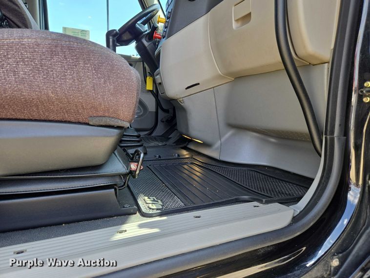 image for item DW7020 2019 Peterbilt 579 semi truck