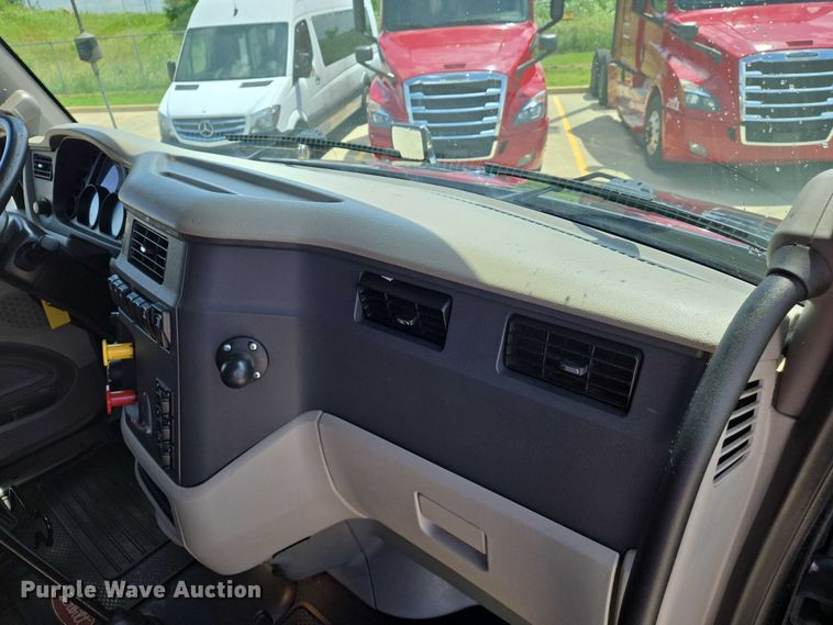 image for item DW7020 2019 Peterbilt 579 semi truck