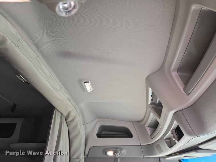 image for item DW7020 2019 Peterbilt 579 semi truck