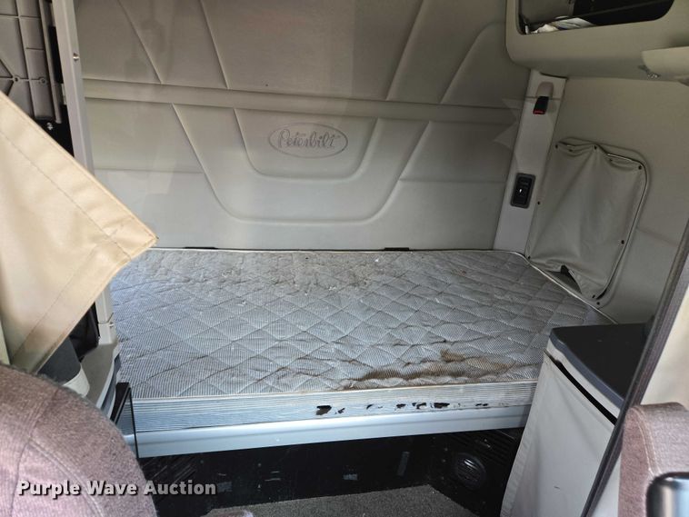 image for item DW7020 2019 Peterbilt 579 semi truck