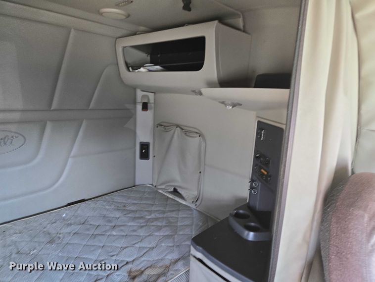 image for item DW7020 2019 Peterbilt 579 semi truck