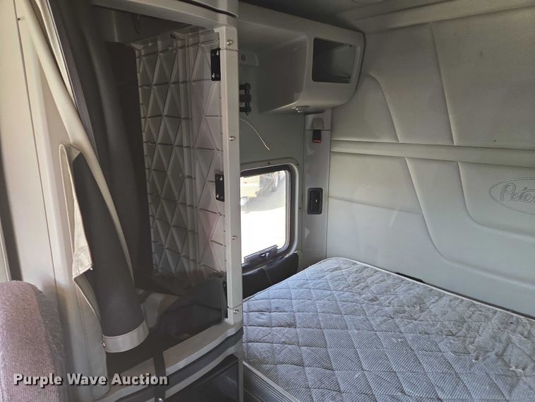 image for item DW7020 2019 Peterbilt 579 semi truck