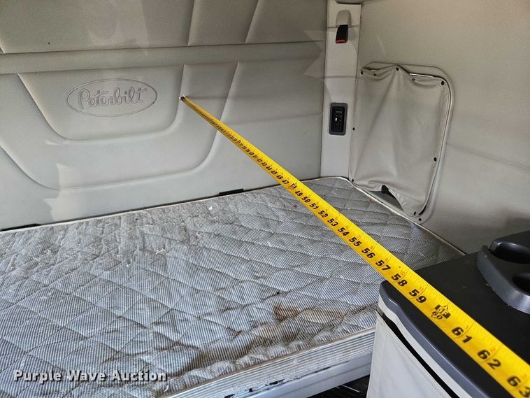 image for item DW7020 2019 Peterbilt 579 semi truck