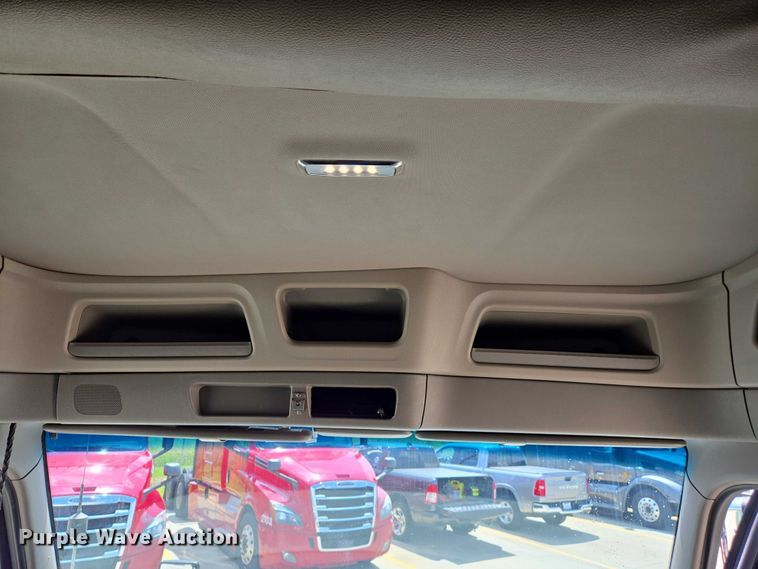 image for item DW7020 2019 Peterbilt 579 semi truck