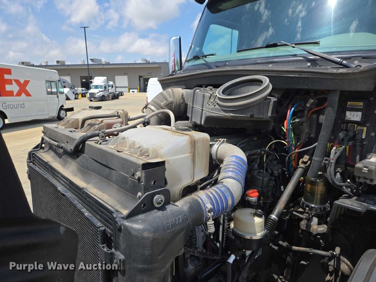 image for item DW7020 2019 Peterbilt 579 semi truck