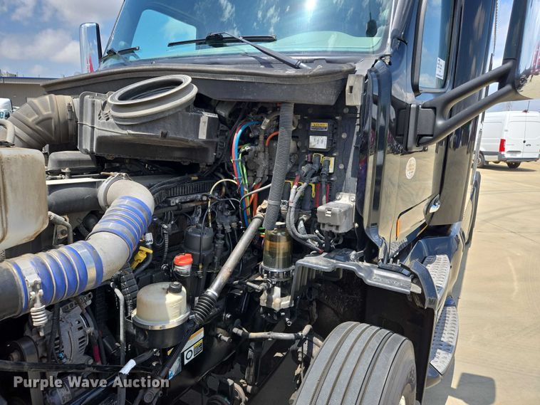 image for item DW7020 2019 Peterbilt 579 semi truck