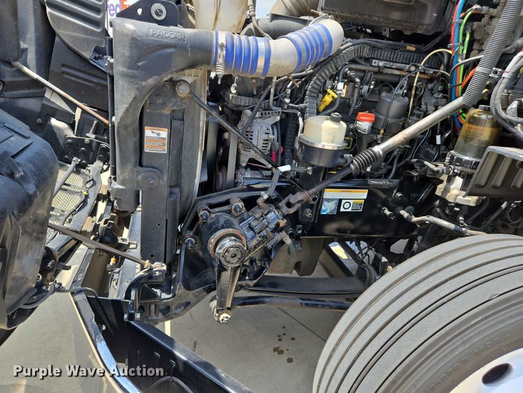 image for item DW7020 2019 Peterbilt 579 semi truck