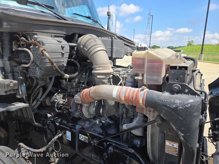 image for item DW7020 2019 Peterbilt 579 semi truck