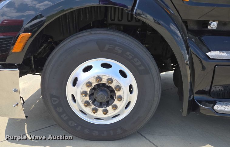 image for item DW7020 2019 Peterbilt 579 semi truck