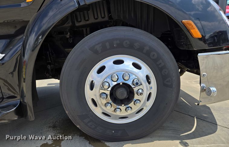 image for item DW7020 2019 Peterbilt 579 semi truck