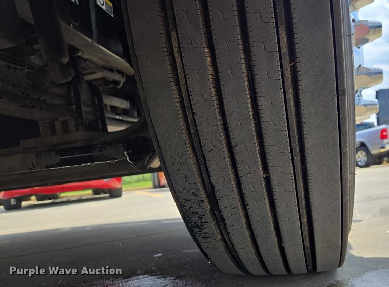 image for item DW7020 2019 Peterbilt 579 semi truck