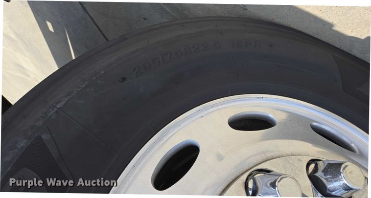 image for item DW7020 2019 Peterbilt 579 semi truck