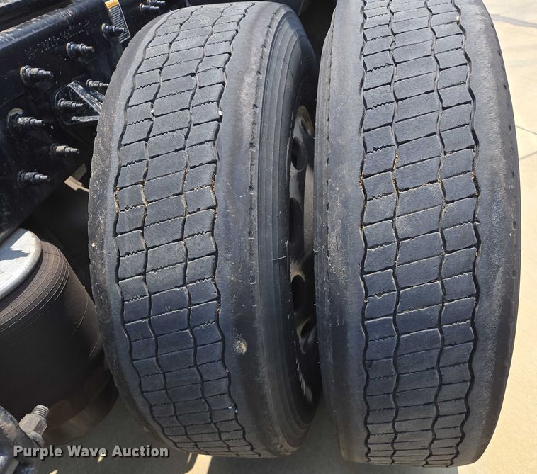 image for item DW7020 2019 Peterbilt 579 semi truck