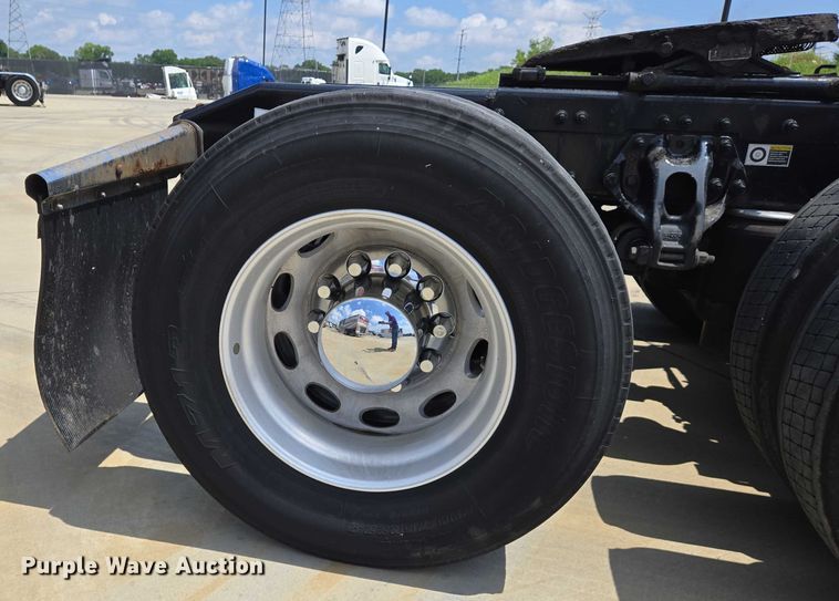 image for item DW7020 2019 Peterbilt 579 semi truck