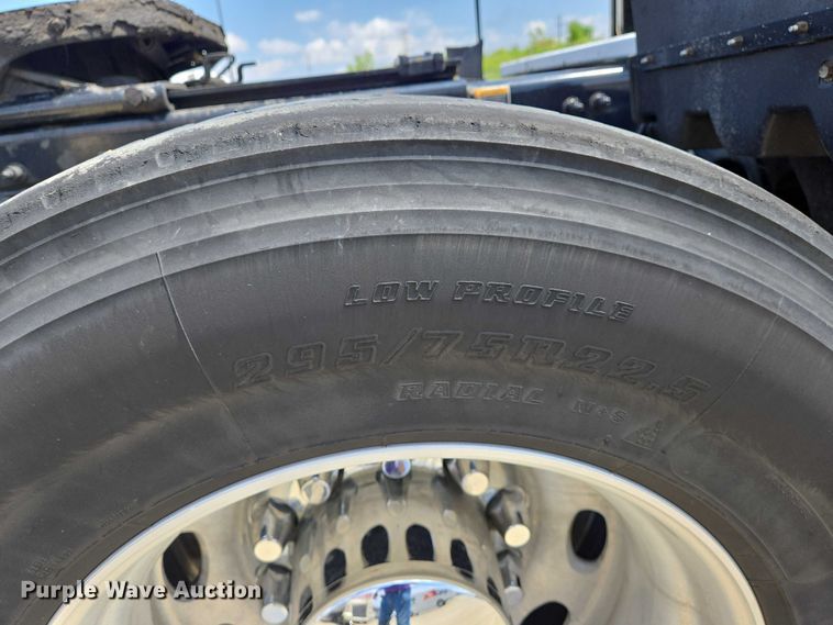 image for item DW7020 2019 Peterbilt 579 semi truck