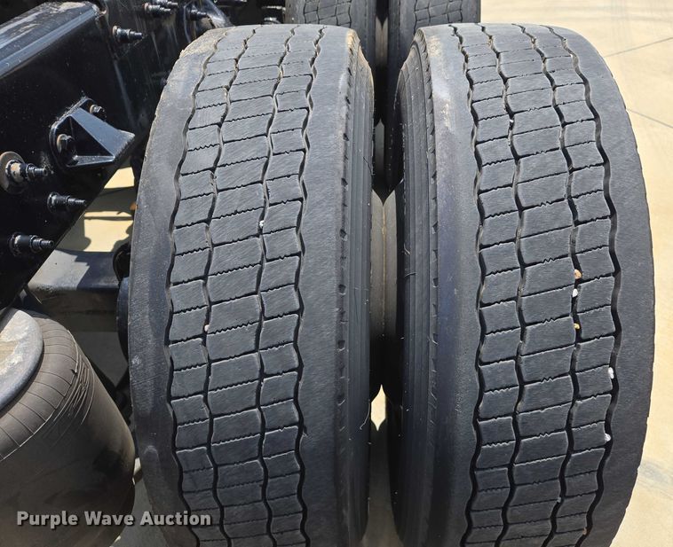 image for item DW7020 2019 Peterbilt 579 semi truck