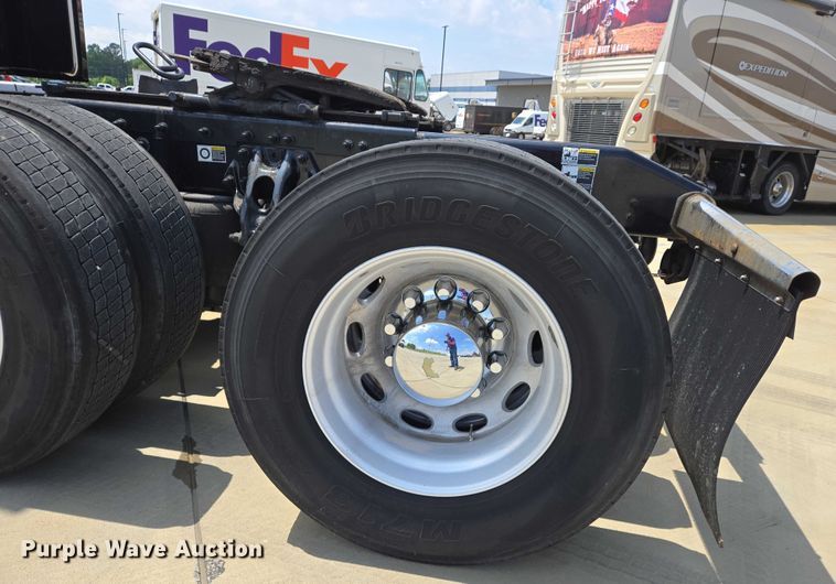 image for item DW7020 2019 Peterbilt 579 semi truck