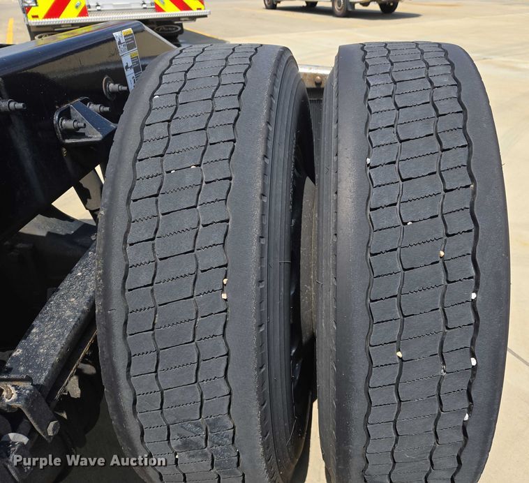 image for item DW7020 2019 Peterbilt 579 semi truck