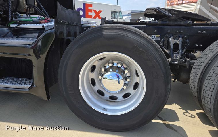 image for item DW7020 2019 Peterbilt 579 semi truck