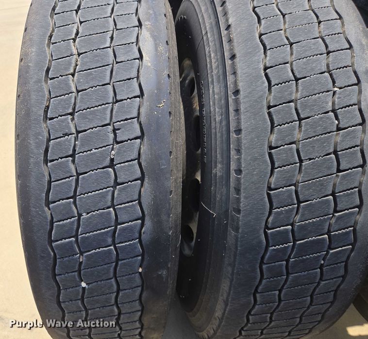 image for item DW7020 2019 Peterbilt 579 semi truck